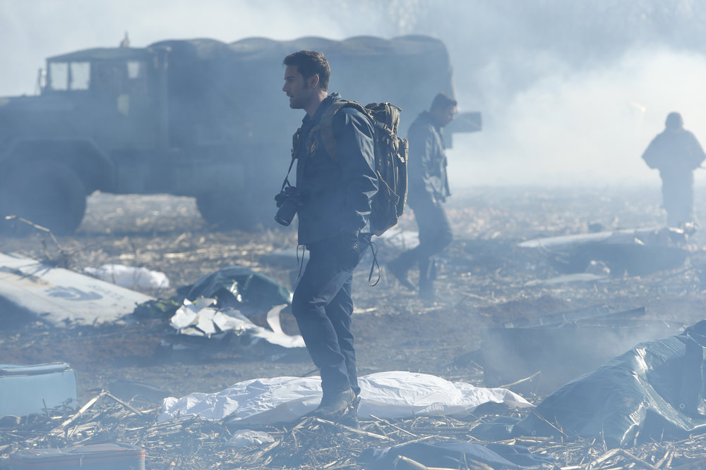 Tom Keen (Ryan Eggold) au milieu de décombres