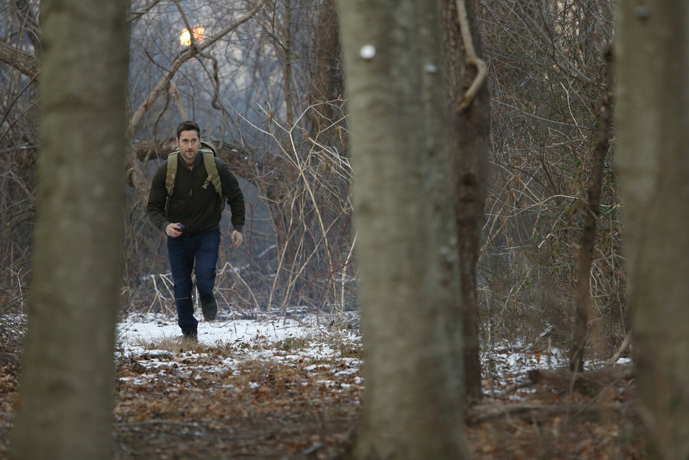 Tom Keen (Ryan Eggold) cherche un endroit perdu dans la forêt