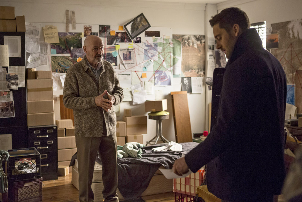 Howard Hargrave (Terry O 'Quinn) dans son étrange appartement avec Tom (Ryan Eggold)
